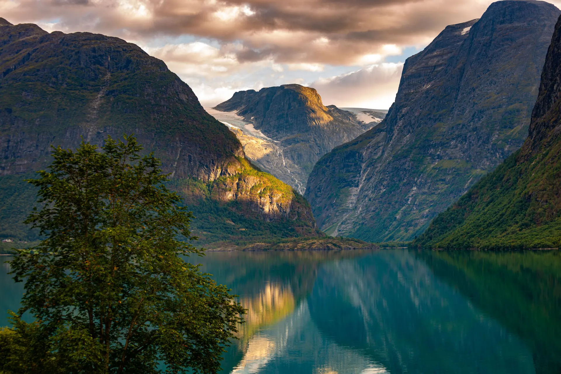 Lovatnet med fjell og bre i bakgrunnen