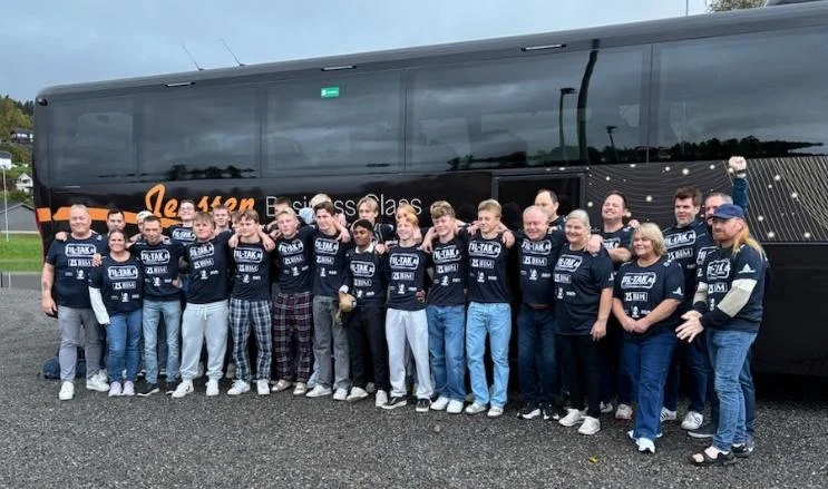 Laget samlet ved bussen før avreise
