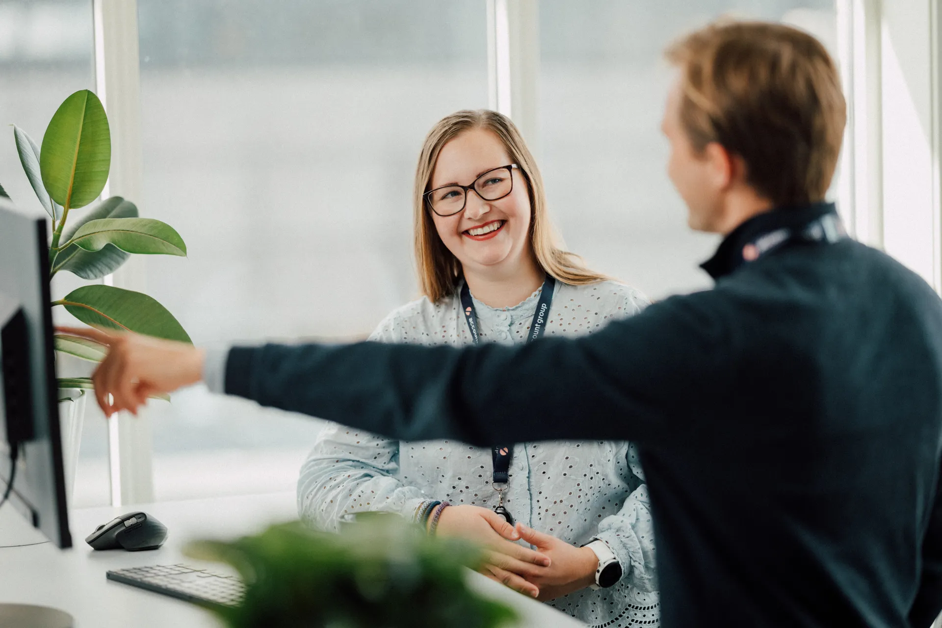 To kolleger samarbeider ved pulten hos Account Group